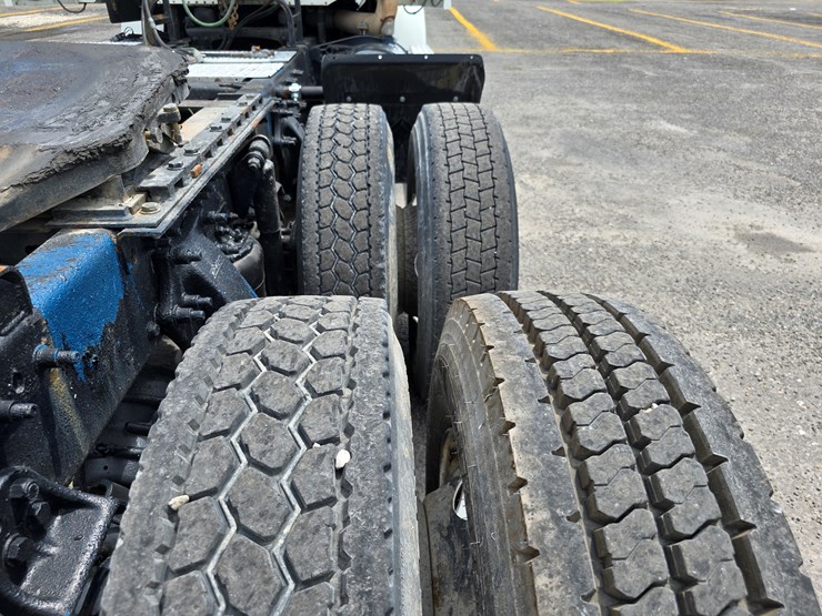 2013-freightliner-columbia-112-image-89