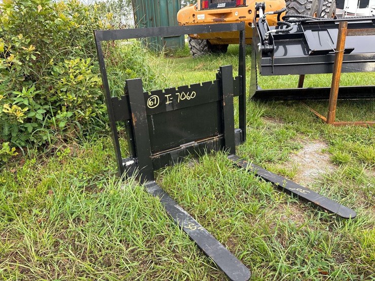 30in-forks-and-frame-mini-skid-steer-attachment-image-2