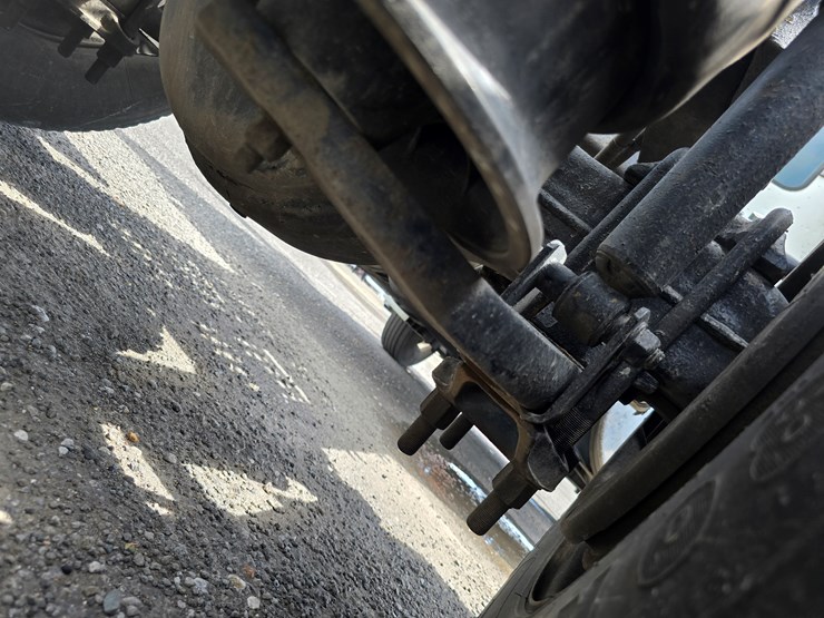 2013-freightliner-columbia-112-image-97