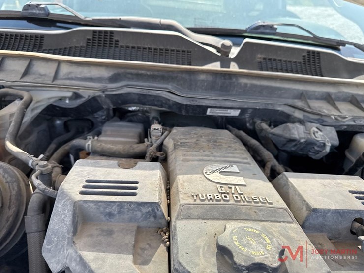 2016-ram-35oo-slt-heavy-duty-flatbed-pickup-truck-image-17