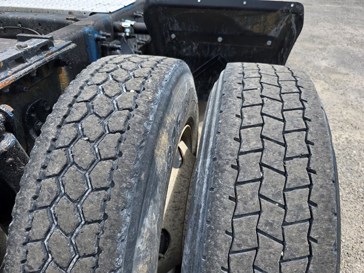 2013-freightliner-columbia-112-image-91