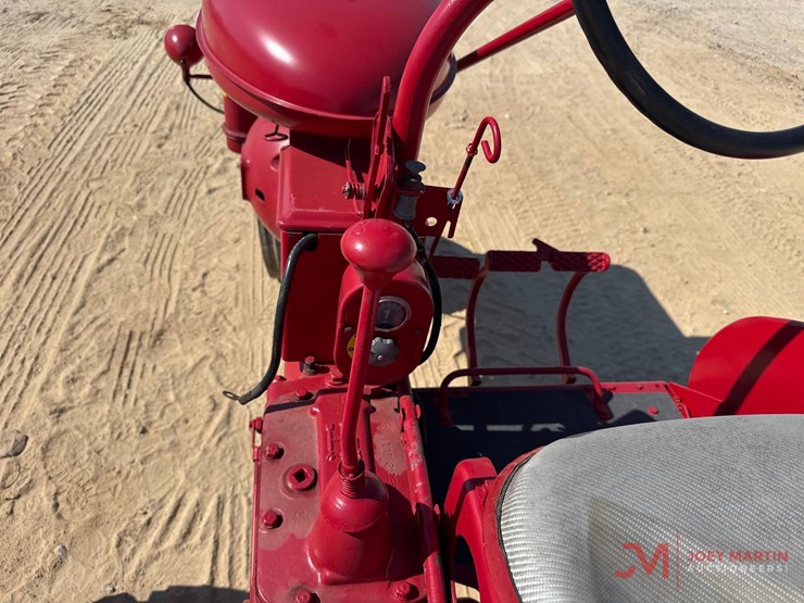 1945-mccormick-deering-farmall-model-b-antique-tractor-image-14