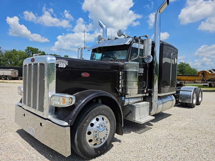 2010-peterbilt-389-image-1