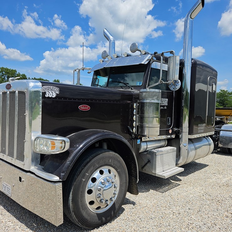 2010 PETERBILT 389