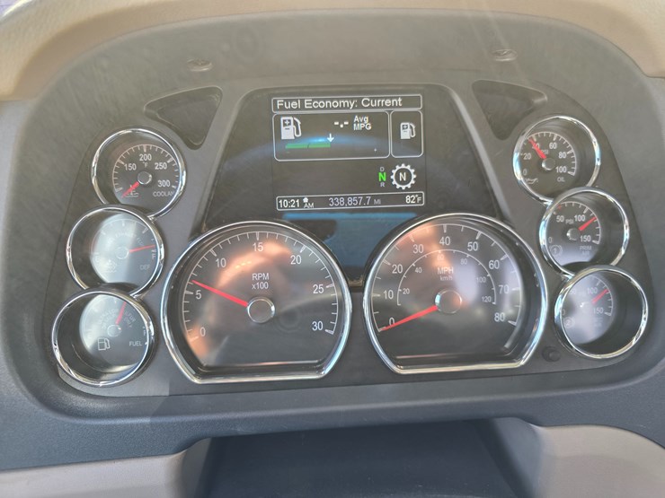 2019-peterbilt-567-image-90