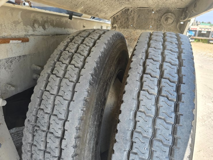 2014-peterbilt-365-image-103