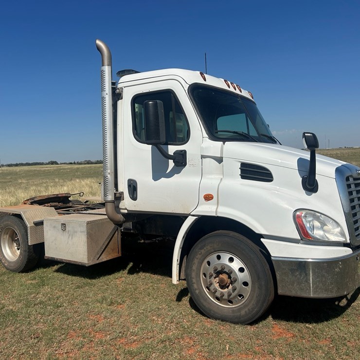#12 • 2015 Freightliner Cascadia