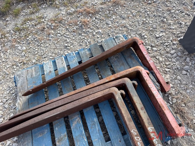 (1)-pair-of-42"-forklift-forks-image-1