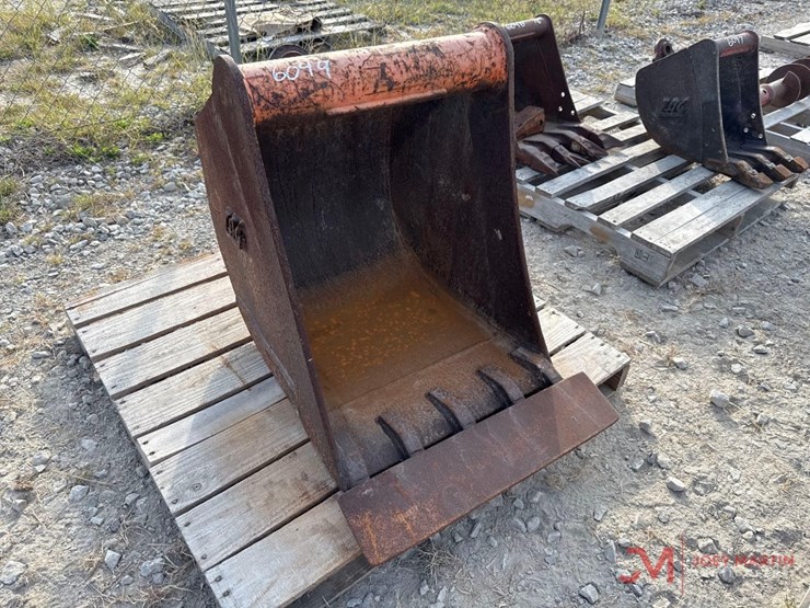 tag-23"excavator-tooth-bucket-w/-sand-foot-image-1