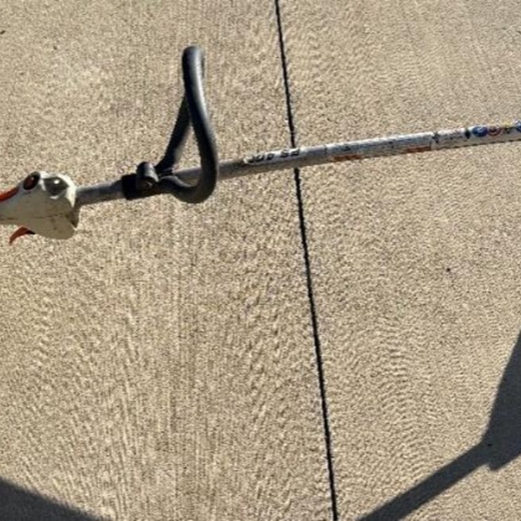 Stihl FS400 Weedeater, has compression