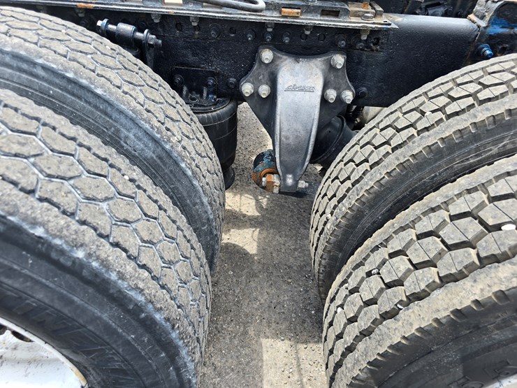 2013-freightliner-columbia-112-image-86