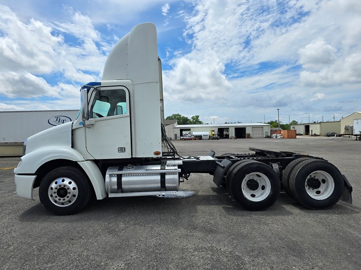 2013-freightliner-columbia-112-image-9