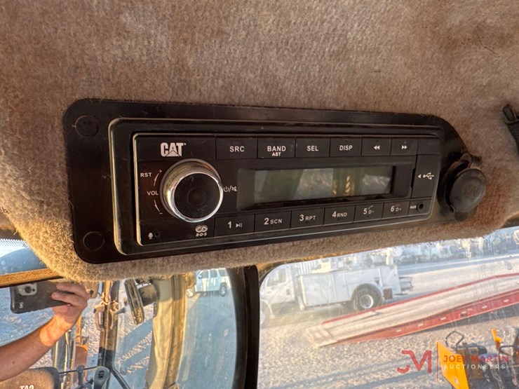 2018-caterpillar-420f2-it-image-36