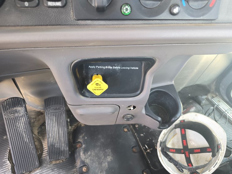 2014-peterbilt-365-image-86