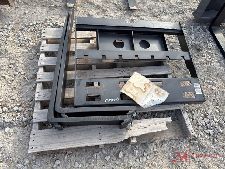 new-iranch-42"-pallet-forks-mini-skid-steer-attachment-image-1