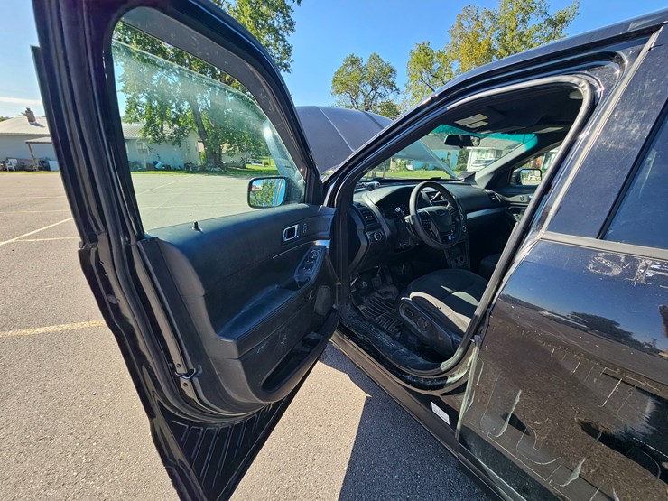 2017-ford-explorer-image-26