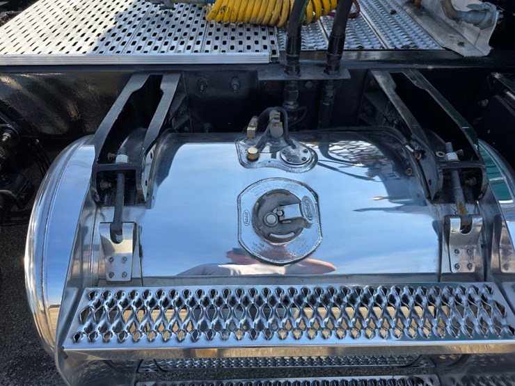 2014-peterbilt-388-image-142