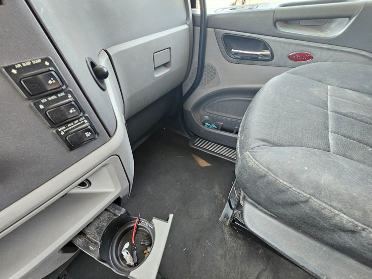 2017-peterbilt-579-image-59