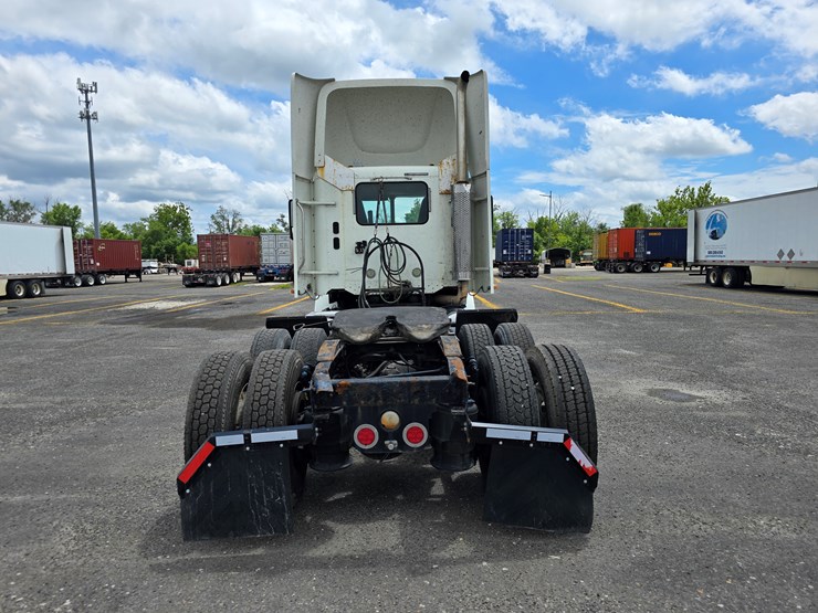 2013-freightliner-columbia-112-image-23
