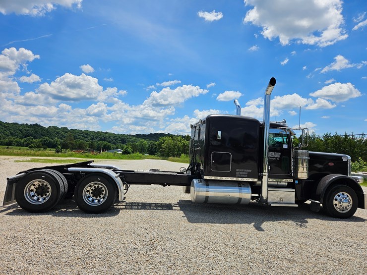 2010-peterbilt-389-image-26