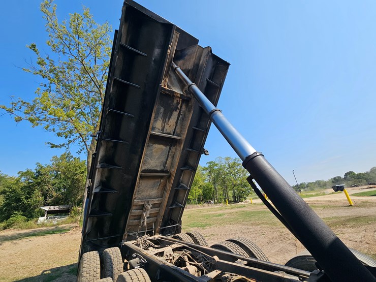 2006-sterling-l9500-image-38