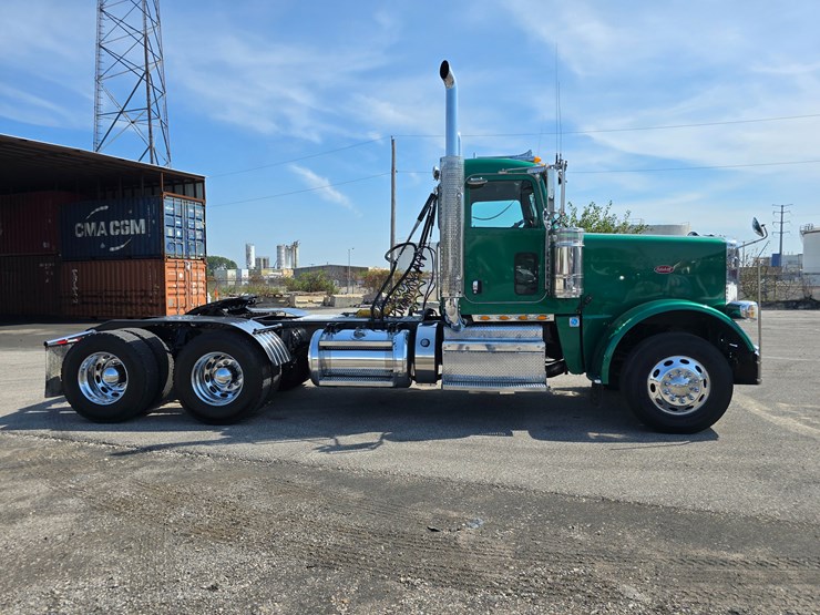 2014-peterbilt-388-image-40