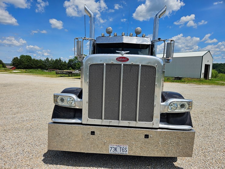 2010-peterbilt-389-image-37