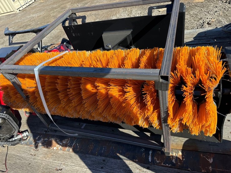 new-giyi-co-61in-hydraulic-skidloader-sweeper-model-gy-se61-image-2