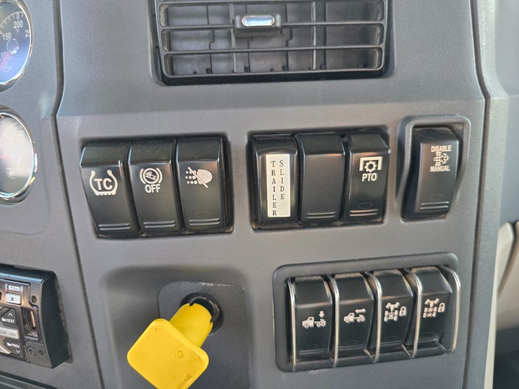 2019-peterbilt-567-image-85