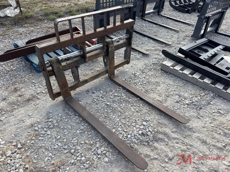 48"-pallet-forks-&-frame-loader-attachment-image-1