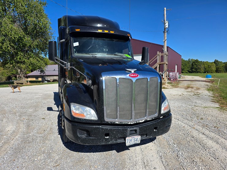 2015-peterbilt-579-image-40