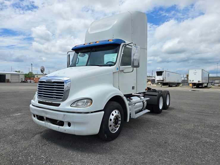 2013-freightliner-columbia-112-image-1