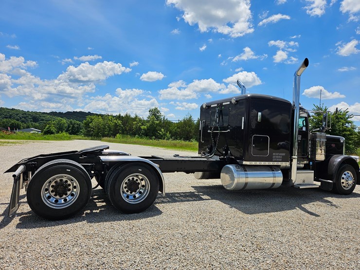 2010-peterbilt-389-image-24