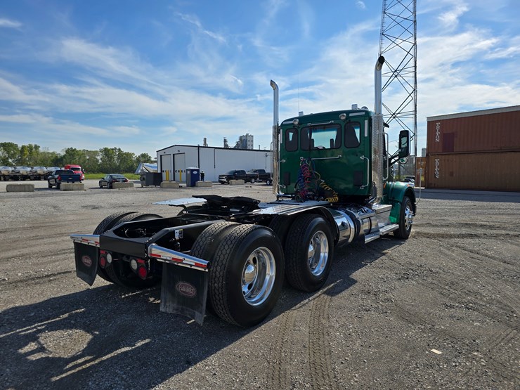 2019-peterbilt-567-image-27