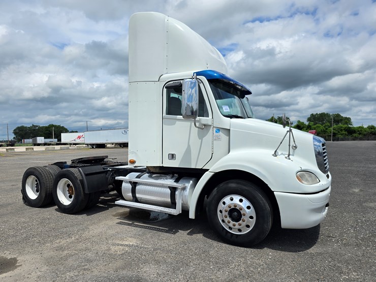 2013-freightliner-columbia-112-image-45