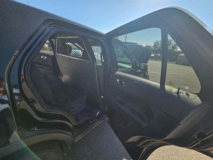 2017-ford-explorer-image-46