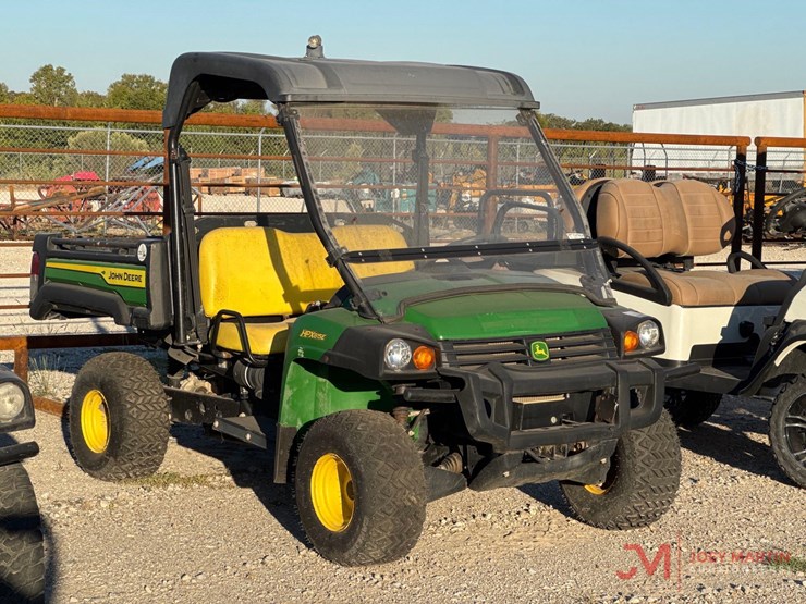2022-john-deere-gator-image-1