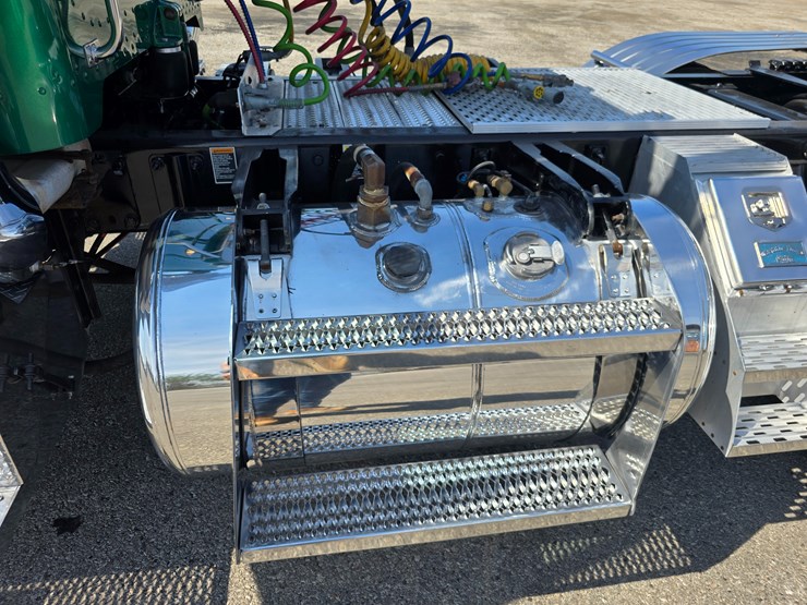 2014-peterbilt-388-image-122