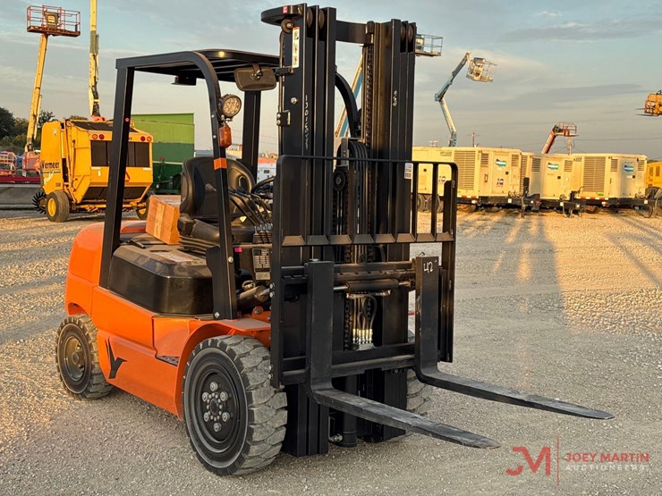 new/unused-e-picker-model-efl30-189-electric-forklift-image-1
