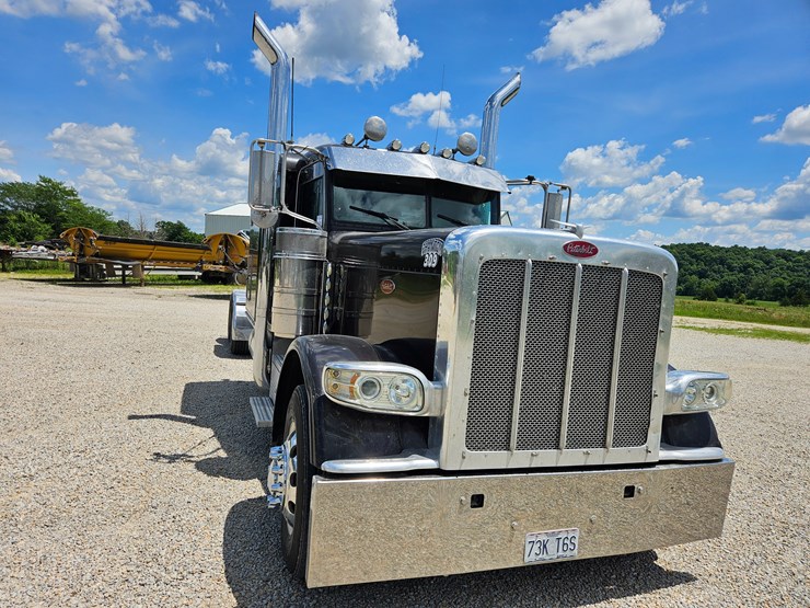 2010-peterbilt-389-image-36