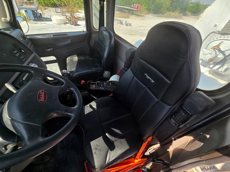 2014-peterbilt-365-image-80