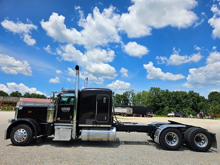 2010-peterbilt-389-image-11
