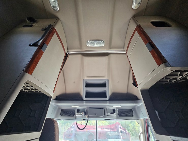 2016-freightliner-cascadia-125-image-81