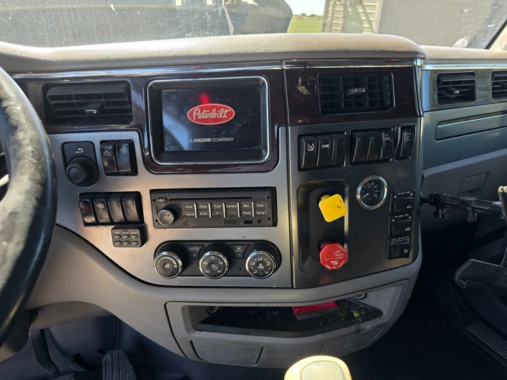 2015-peterbilt-579-image-70