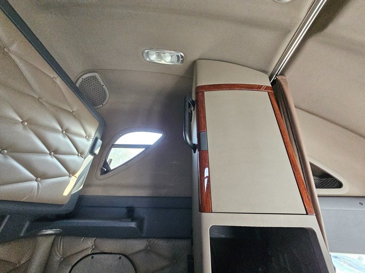 2016-freightliner-cascadia-125-image-77