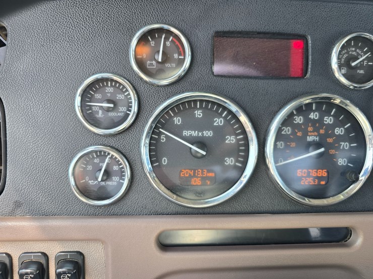 2014-peterbilt-388-image-114
