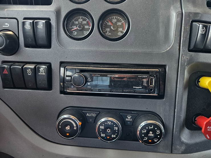 2017-peterbilt-579-image-62