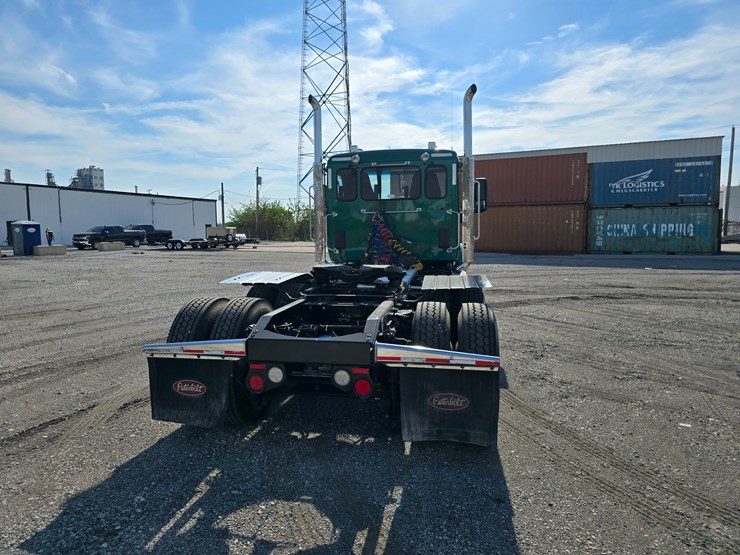 2019-peterbilt-567-image-23