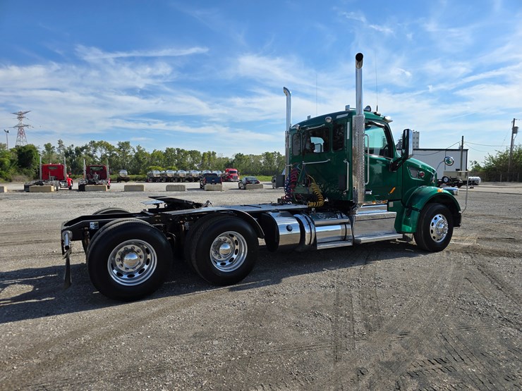 2019-peterbilt-567-image-31