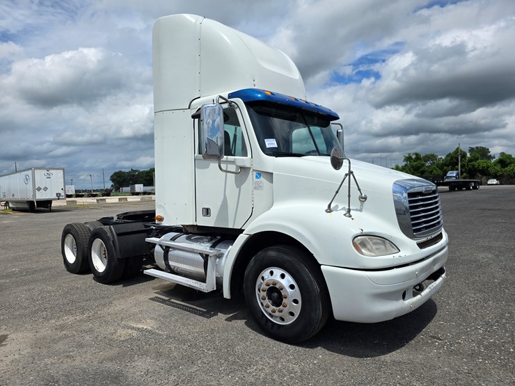 2013-freightliner-columbia-112-image-47